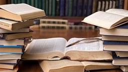 Bücherstapel.jpg