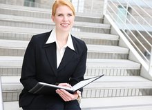 Businessfrau auf Stufen sitzend.jpg