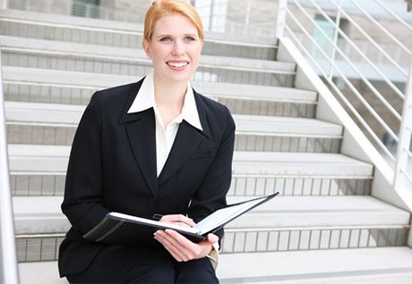 Businessfrau auf Stufen sitzend.jpg