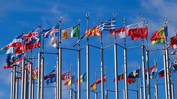 EU Fahnen im Kreis.jpg