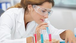 Forscherin mit Brille.jpg