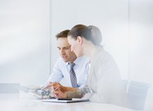 Frau Mann Besprechungstisch plainpicture.jpg