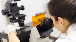 Junge Forscherin Labor.jpg