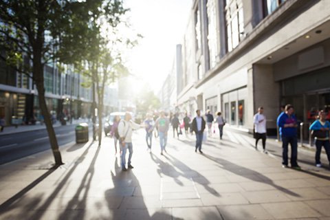 Stadt Strasse mit Menschen Fotolia_79830019_S.jpg