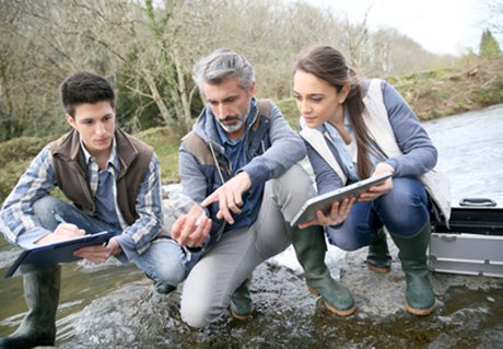 Studis mit Professor an Fluss.jpg